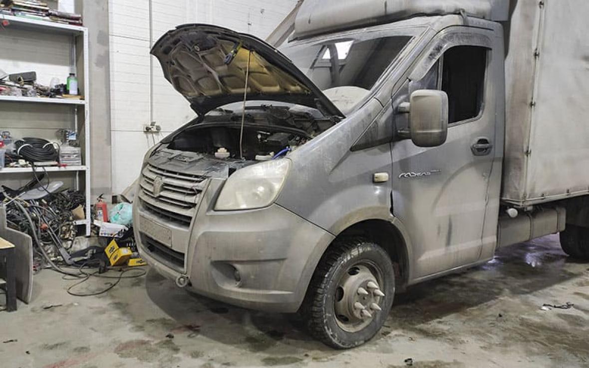 газель с открытым капотом в автомастерской