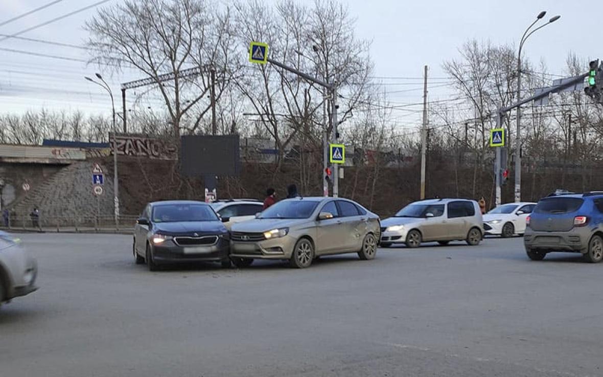 дтп двух автомобилей на перекрестке
