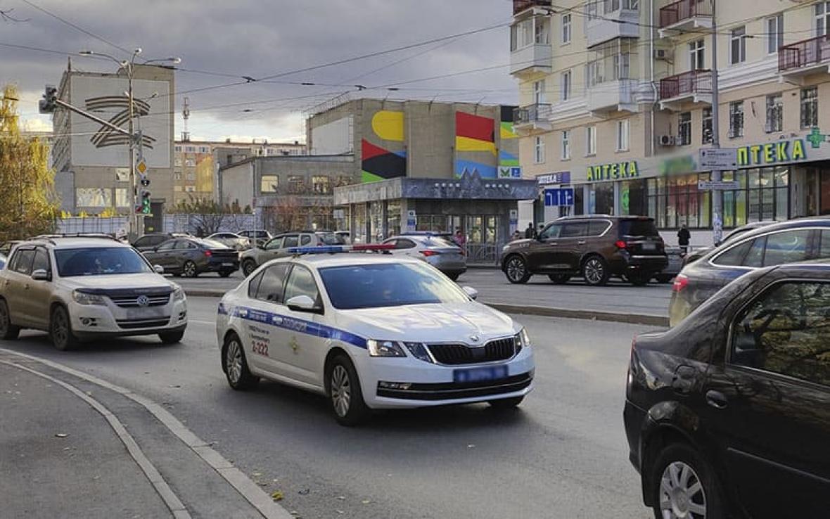 автомобиль дпс едет по дороге