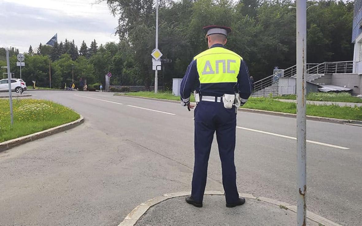 сотрудник дпс на обочине дороги