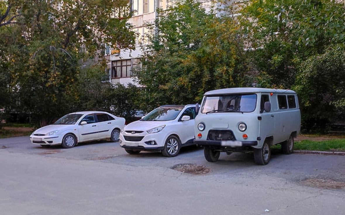 машины на парковке во дворе