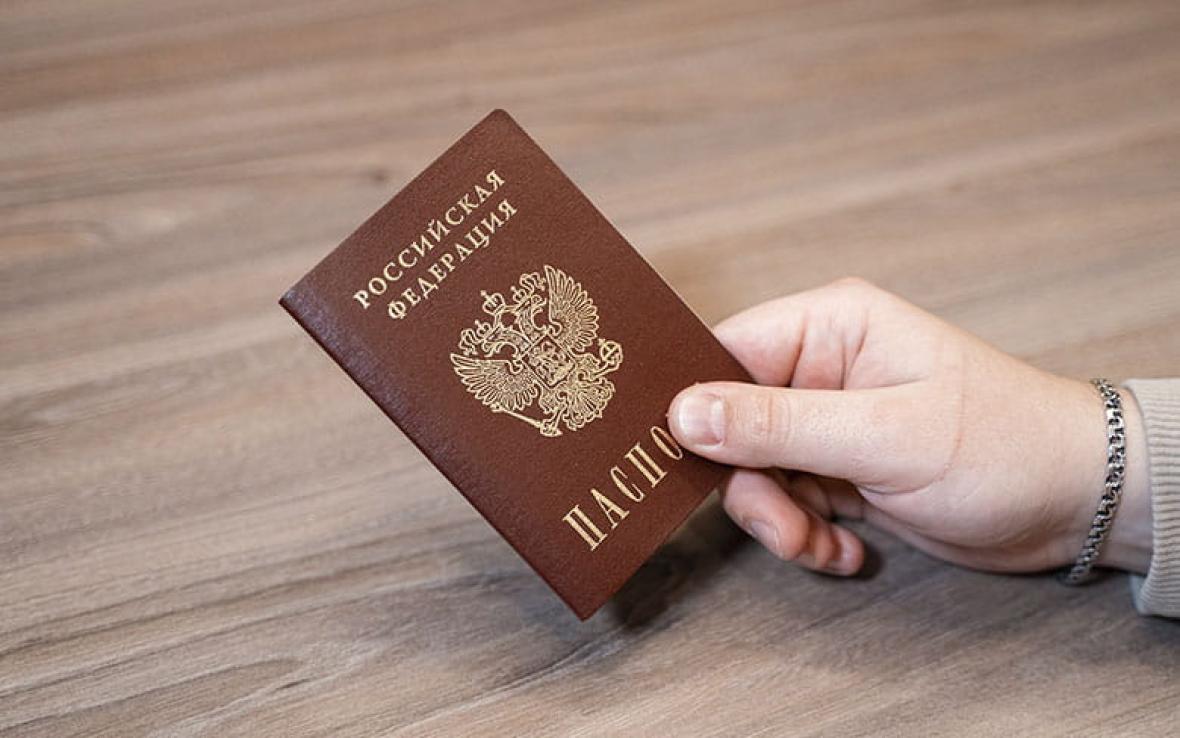 паспорт рф в руке