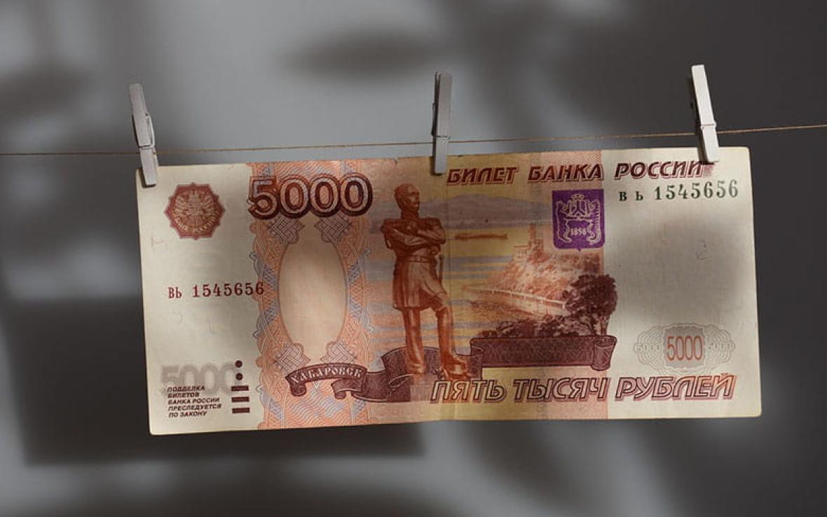 банкнота в пять тысяч на прищепках