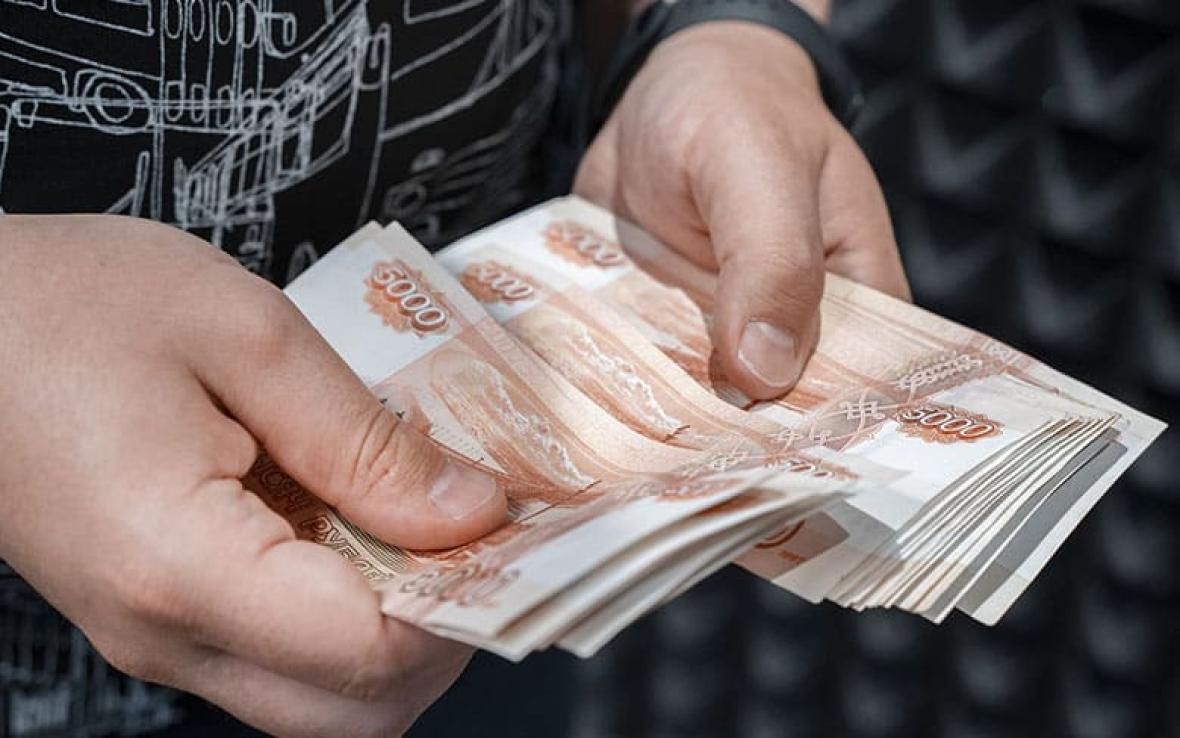 мужчина считает деньги
