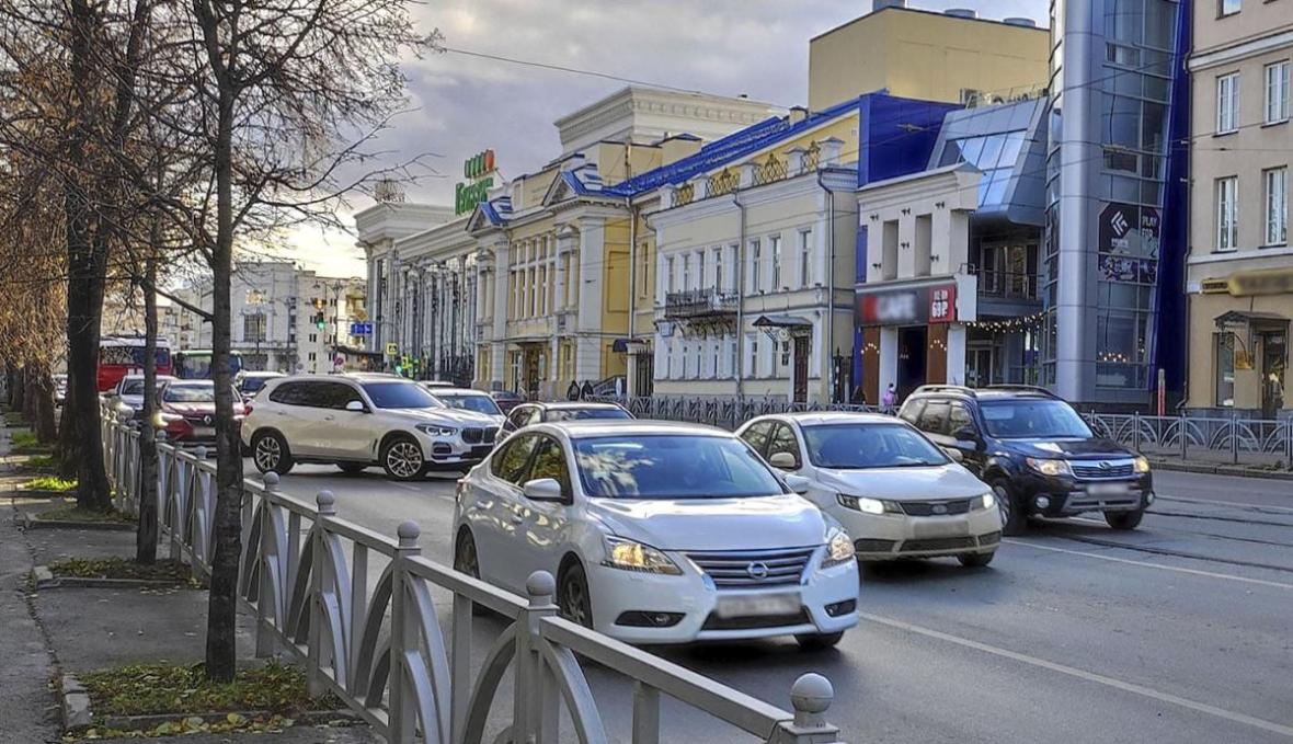 автомобили на дороге в россии