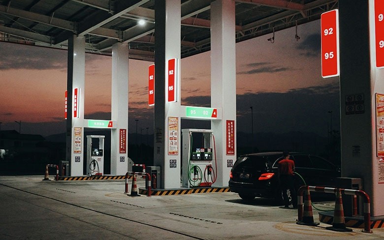 автозаправка ночью