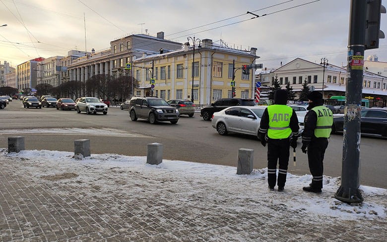двое сотрудников дпс у дороги