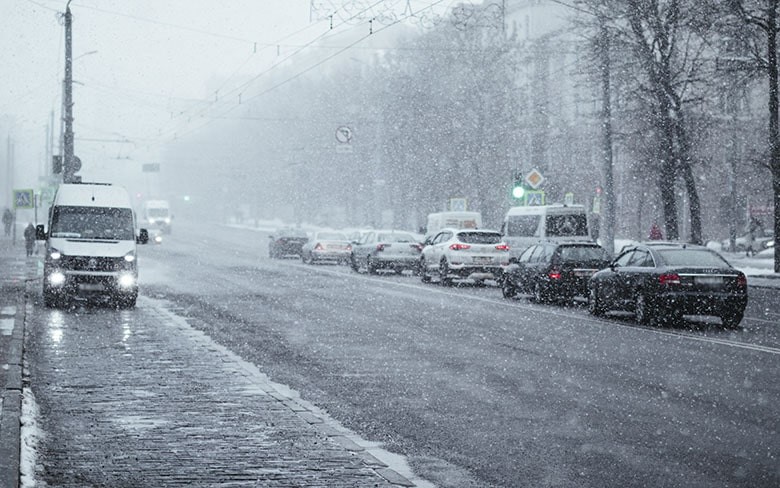 автомобили на дороге в снегопад