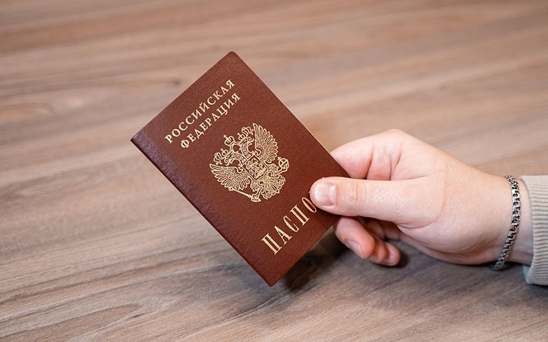 паспорт рф в руке