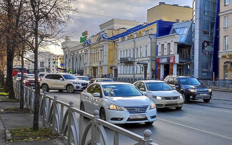 автомобили на дороге города