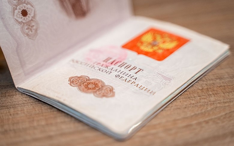 открытый паспорт на первой странице