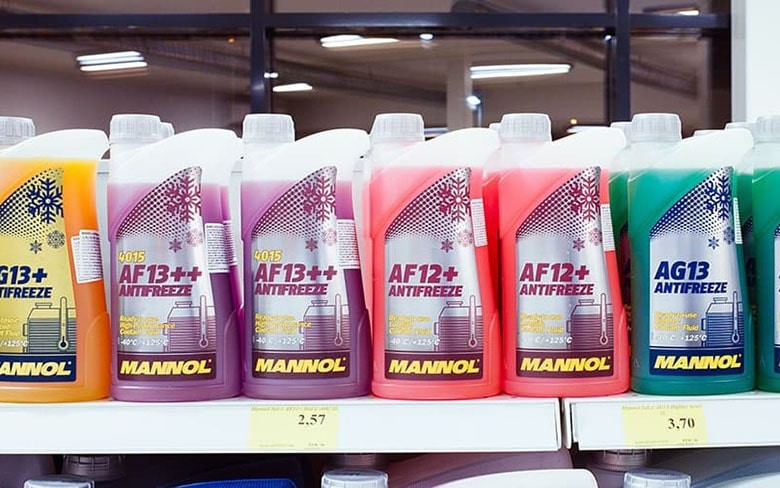антифриз на полке магазина