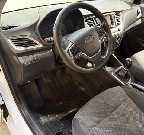 Hyundai Solaris II с пробегом 2019 года, цена 650 000 рублей, 291000 км, седан, Автокод Объявления
