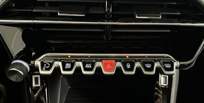 Peugeot 2008 II с пробегом 2023 года, цена 2 399 000 рублей, 8760 км, внедорожник, Автокод Объявления