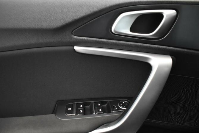 Kia Ceed III с пробегом 2019 года, цена 1 650 000 рублей, 133658 км, универсал, Автокод Объявления