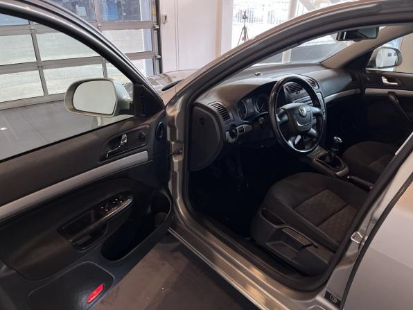 Skoda Octavia II (A5) Рестайлинг с пробегом 2013 года, цена 900 000 рублей, 185535 км, лифтбек, Автокод Объявления