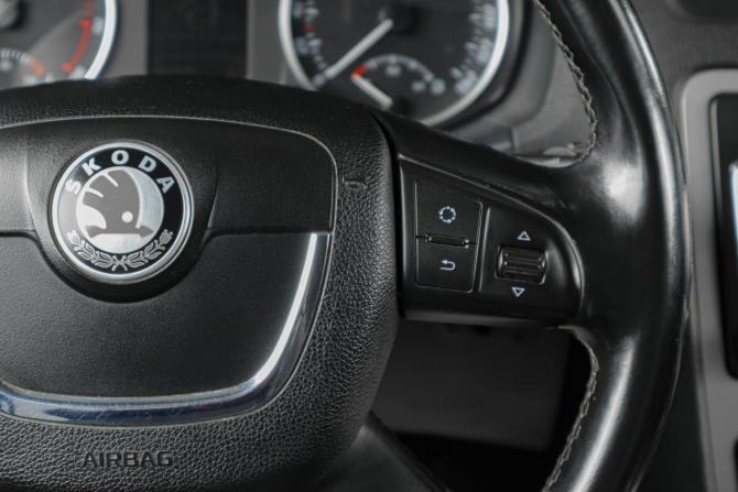 Skoda Octavia II (A5) Рестайлинг с пробегом 2011 года, цена 729 000 рублей, 303000 км, лифтбек, Автокод Объявления