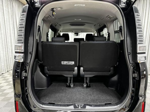 Toyota Voxy III (R80) Рестайлинг с пробегом 2018 года, цена 2 700 000 рублей, 88347 км, минивэн, Автокод Объявления