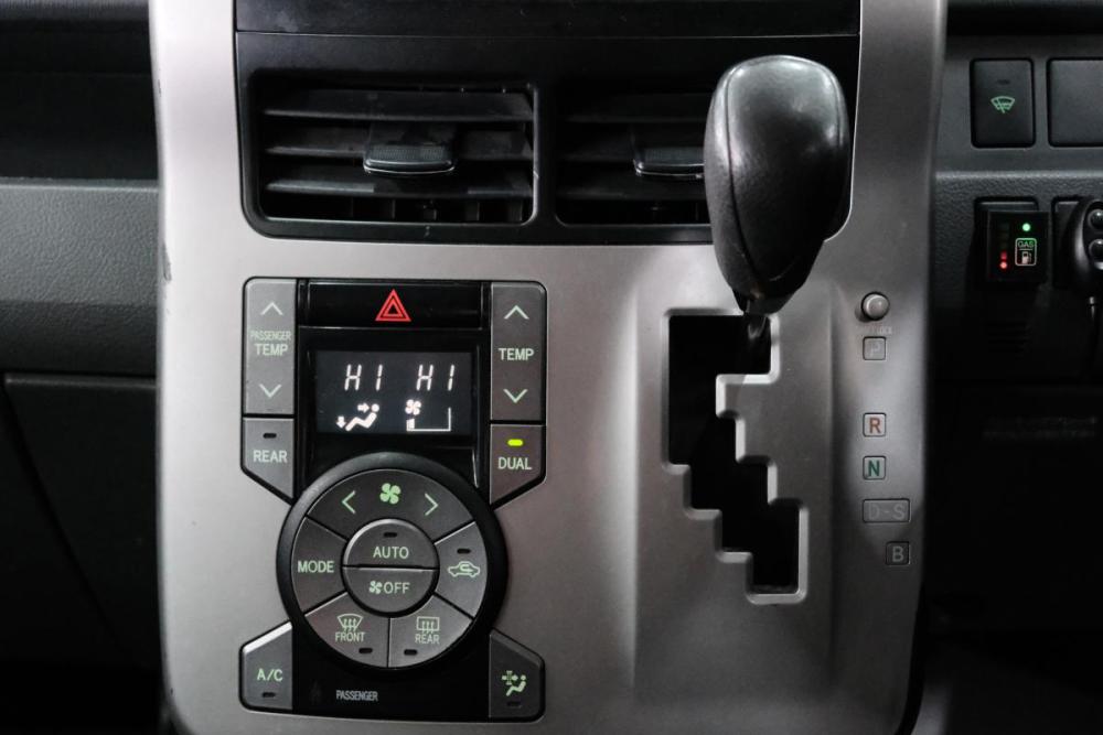 Toyota Voxy II (R70) Омск  - изображение 17