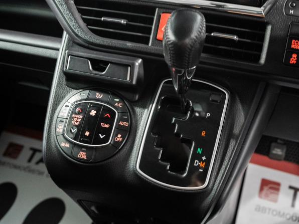 Toyota Voxy III (R80) с пробегом 2014 года, цена 1 750 000 рублей, 246939 км, минивэн, Автокод Объявления