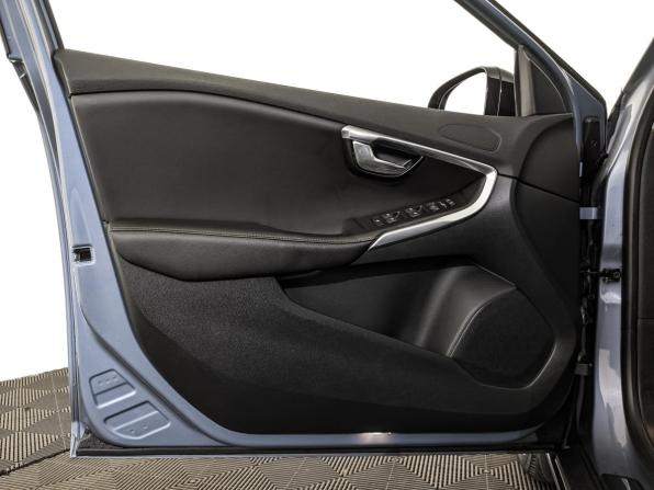 Volvo V40 II Рестайлинг с пробегом 2019 года, цена 2 260 000 рублей, 28752 км, хэтчбек, Автокод Объявления
