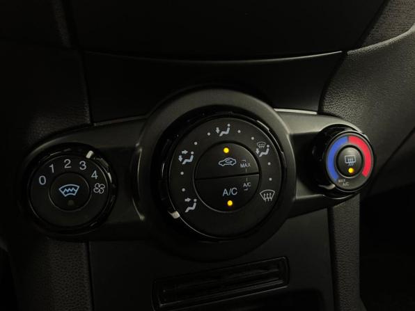 Ford Fiesta Mk6 Рестайлинг с пробегом 2015 года, цена 700 000 рублей, 220900 км, седан, Автокод Объявления