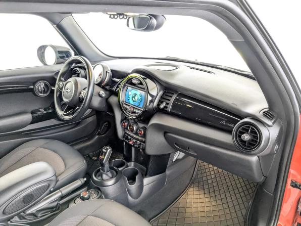 Mini Hatch III (F55/F56) Рестайлинг с пробегом 2021 года, цена 2 550 000 рублей, 66313 км, хэтчбек, Автокод Объявления
