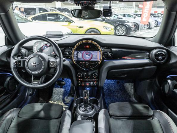 Mini Hatch III (F55/F56) Рестайлинг 2 с пробегом 2021 года, цена 3 299 700 рублей, 79207 км, хэтчбек, Автокод Объявления