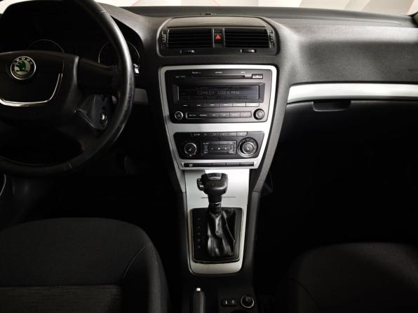 Skoda Octavia II (A5) Рестайлинг с пробегом 2011 года, цена 575 150 рублей, 281537 км, лифтбек, Автокод Объявления