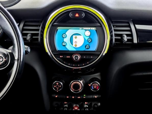 Mini Hatch III (F55/F56) Рестайлинг с пробегом 2018 года, цена 1 715 000 рублей, 81512 км, хэтчбек, Автокод Объявления