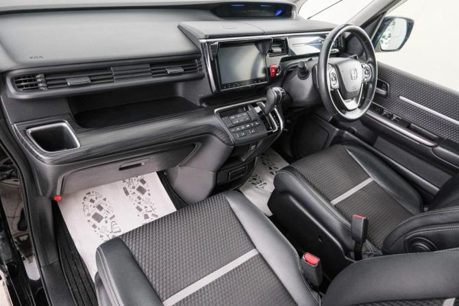 Honda Stepwgn V с пробегом 2016 года, цена 1 999 000 рублей, 89400 км, минивэн, Автокод Объявления