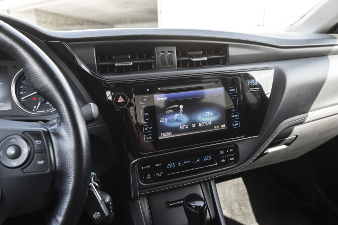Toyota Corolla XI (E160 E170 E180) Рестайлинг 1 с пробегом 2016 года, цена 1 686 000 рублей, 77800 км, седан, Автокод Объявления