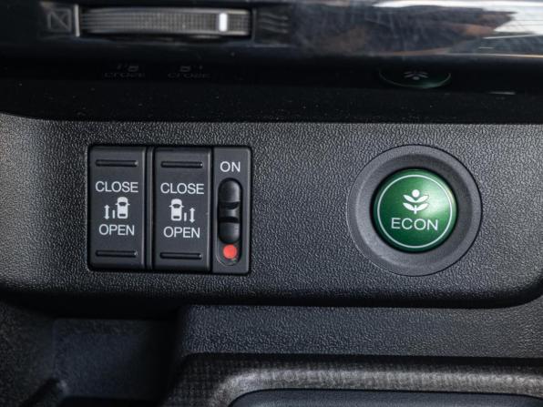 Honda Stepwgn V с пробегом 2015 года, цена 1 475 000 рублей, 275998 км, минивэн, Автокод Объявления