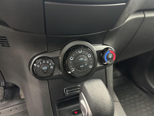 Ford Fiesta Mk6 Рестайлинг с пробегом 2016 года, цена 899 000 рублей, 96506 км, седан, Автокод Объявления