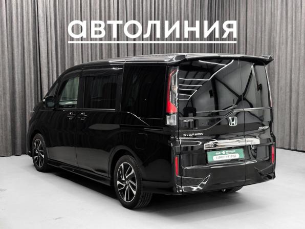 Honda Stepwgn V Рестайлинг с пробегом 2017 года, цена 2 085 000 рублей, 92000 км, минивэн, Автокод Объявления