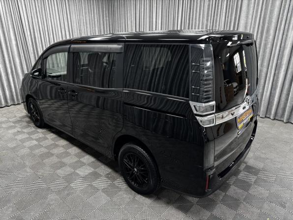Toyota Voxy III (R80) Рестайлинг с пробегом 2018 года, цена 2 700 000 рублей, 88347 км, минивэн, Автокод Объявления