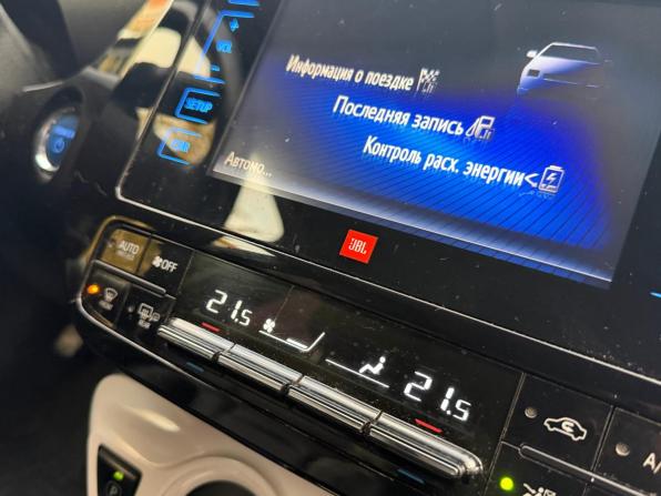 Toyota Prius IV (XW50) с пробегом 2017 года, цена 1 799 000 рублей, 133000 км, лифтбек, Автокод Объявления