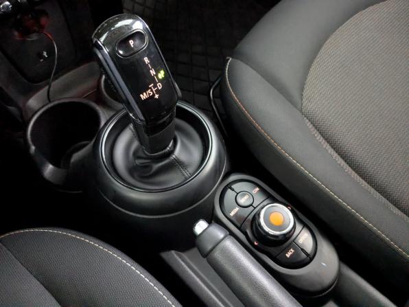 Mini Hatch III (F55/F56) Рестайлинг с пробегом 2018 года, цена 1 785 000 рублей, 81512 км, хэтчбек, Автокод Объявления