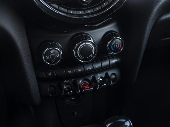 Mini Hatch III (F55/F56) Рестайлинг с пробегом 2019 года, цена 1 748 000 рублей, 131800 км, хэтчбек, Автокод Объявления
