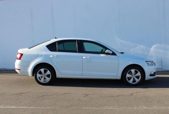 Skoda Octavia III (A7) Рестайлинг с пробегом 2018 года, цена 1 275 000 рублей, 274811 км, лифтбек, Автокод Объявления