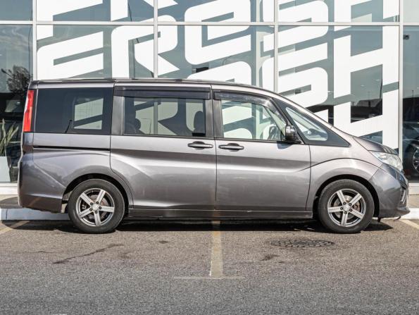 Honda Stepwgn V с пробегом 2016 года, цена 1 715 000 рублей, 176131 км, минивэн, Автокод Объявления