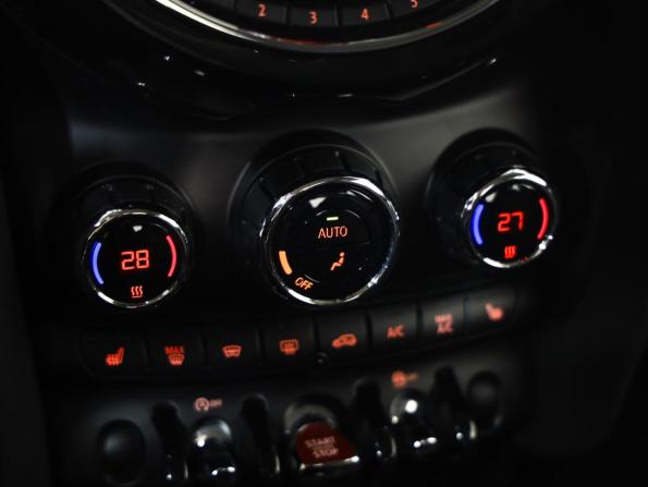 Mini Hatch III (F55/F56) Рестайлинг с пробегом 2018 года, цена 2 129 000 рублей, 60000 км, хэтчбек, Автокод Объявления