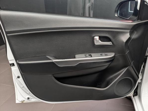 Kia Rio III Рестайлинг с пробегом 2017 года, цена 1 250 000 рублей, 104038 км, хэтчбек, Автокод Объявления