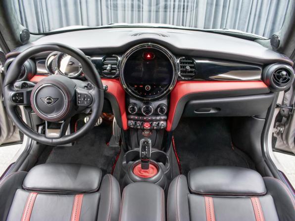 Mini Hatch III (F55/F56) Рестайлинг 2 с пробегом 2021 года, цена 4 149 000 рублей, 5607 км, хэтчбек, Автокод Объявления