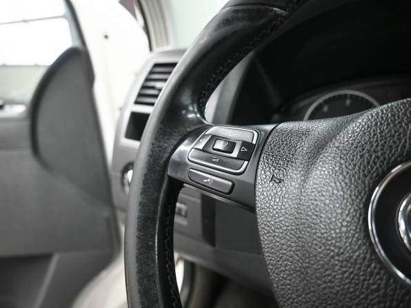 Volkswagen Multivan T5 Рестайлинг с пробегом 2011 года, цена 2 429 900 рублей, 394196 км, минивэн, Автокод Объявления