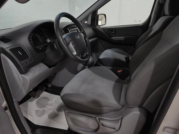 Hyundai H-1 II Рестайлинг с пробегом 2016 года, цена 2 650 000 рублей, 79200 км, минивэн, Автокод Объявления