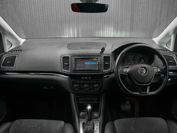 Volkswagen Sharan II Рестайлинг с пробегом 2017 года, цена 1 695 000 рублей, 200638 км, минивэн, Автокод Объявления
