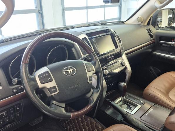 Toyota Land Cruiser 200 Series Рестайлинг 1 с пробегом 2015 года, цена 4 490 000 рублей, 200600 км, внедорожник, Автокод Объявления