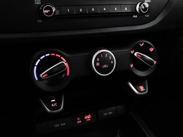 Kia Rio IV с пробегом 2018 года, цена 1 399 585 рублей, 56250 км, седан, Автокод Объявления