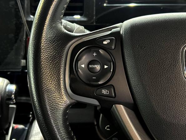 Honda Stepwgn V Рестайлинг с пробегом 2018 года, цена 2 300 000 рублей, 89273 км, минивэн, Автокод Объявления
